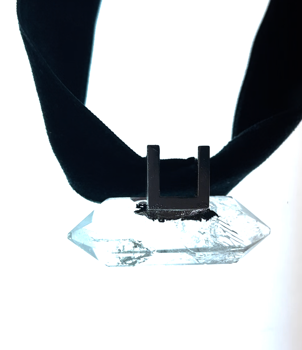 Pendentif Cristal de roche sur Ruban de Velours