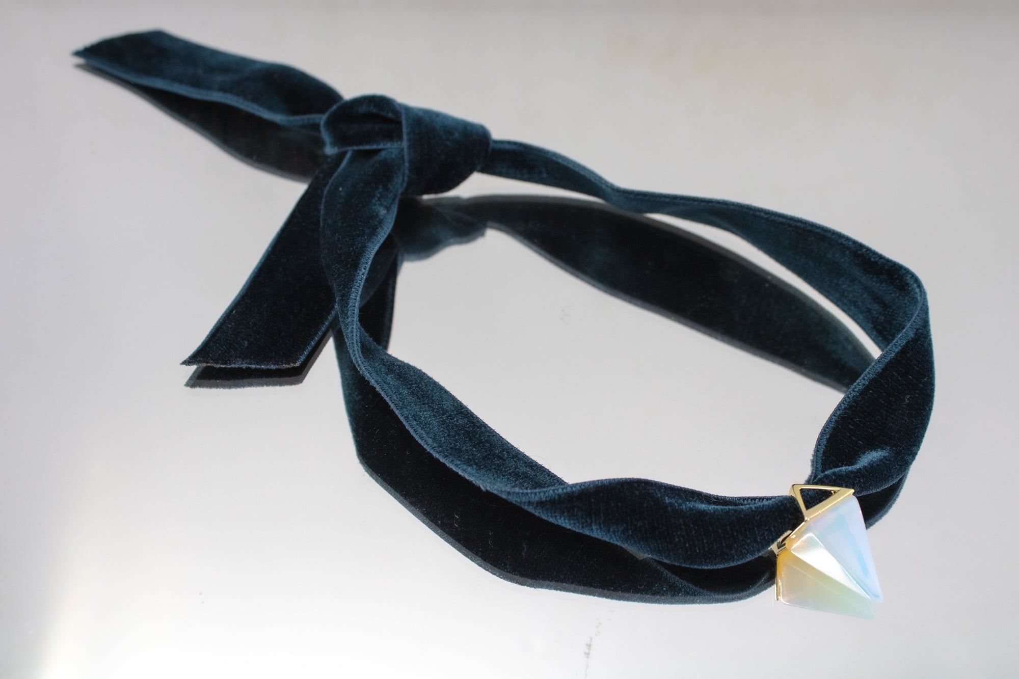 Pendentif Opale sur Ruban de Velours