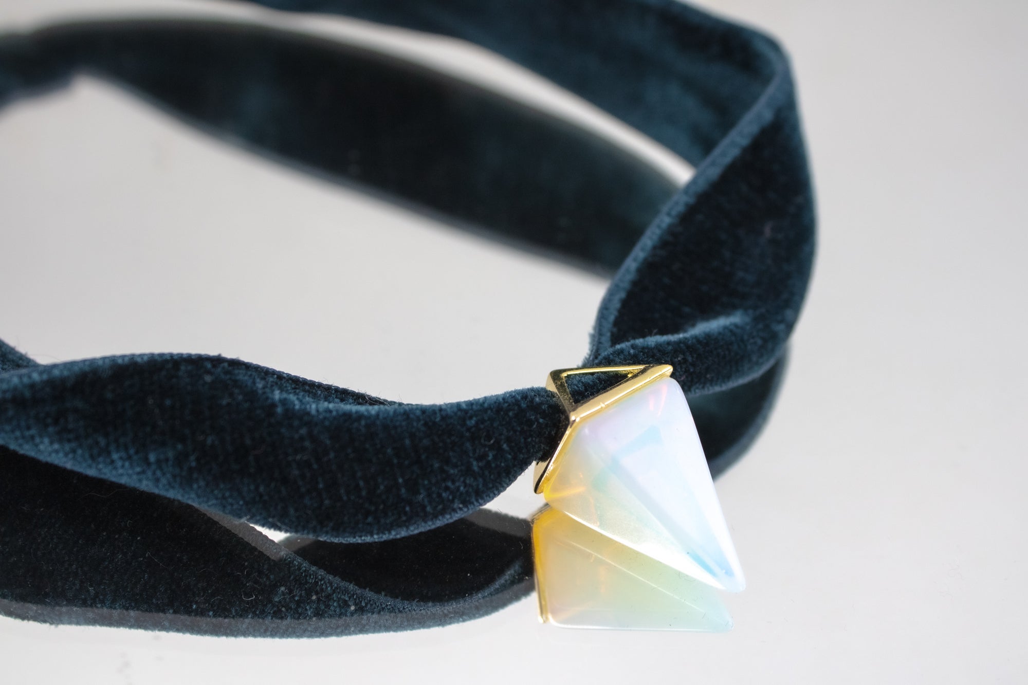 Pendentif Opale sur Ruban de Velours