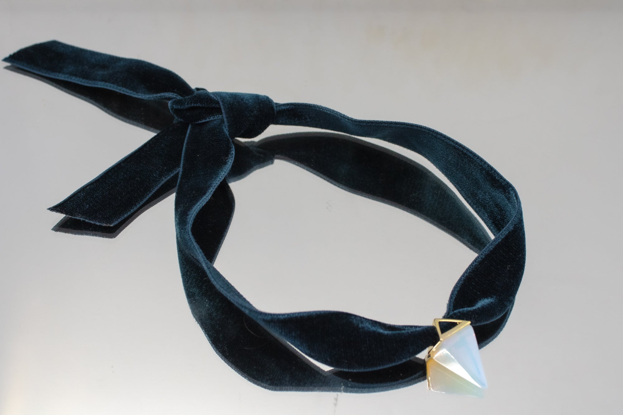 Pendentif Opale sur Ruban de Velours