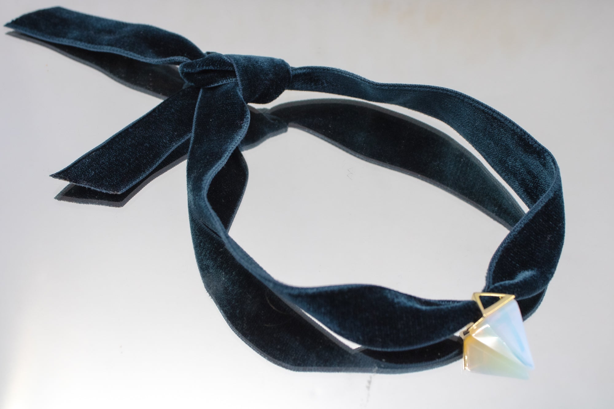 Pendentif Opale sur Ruban de Velours