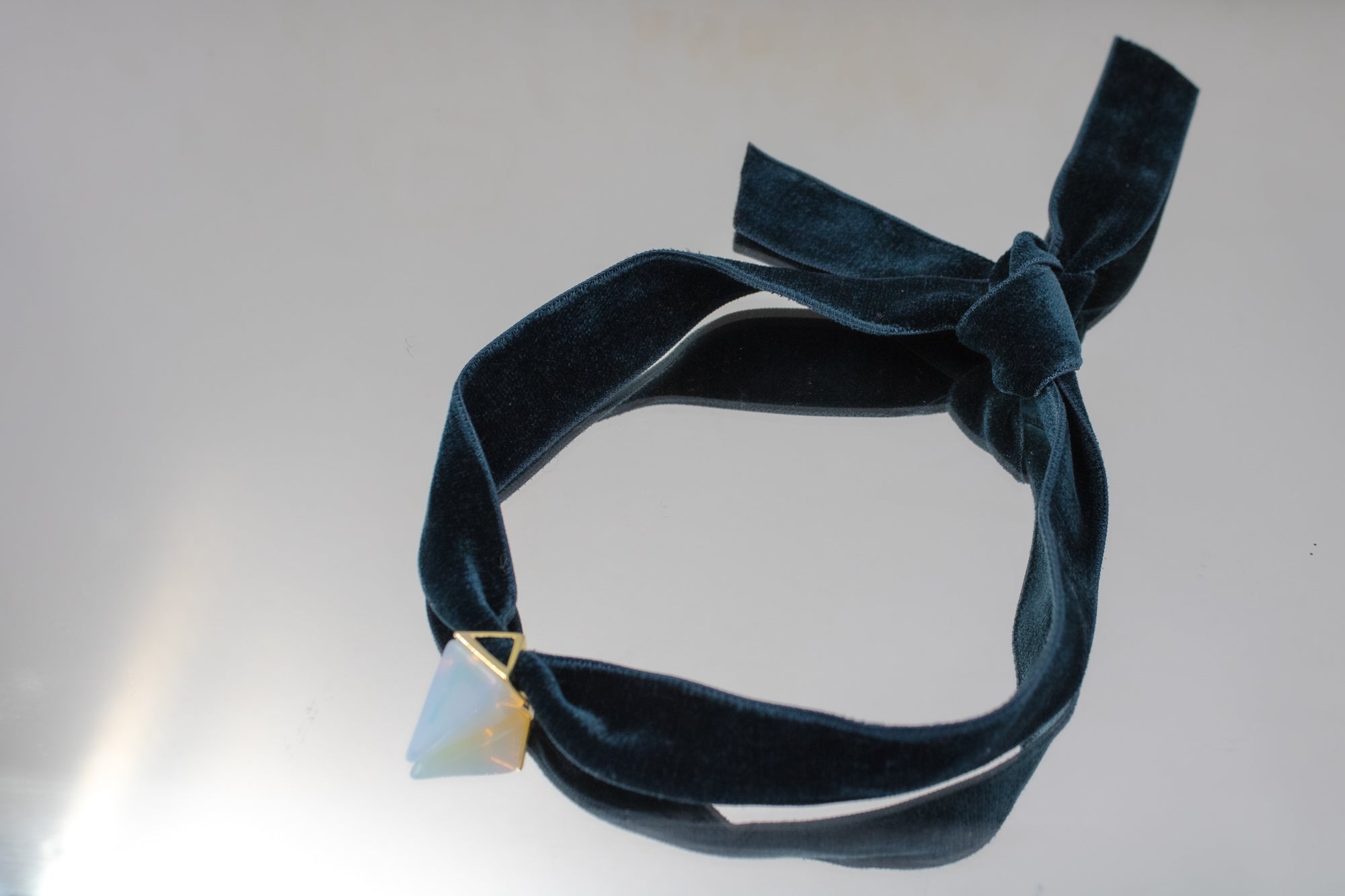 Pendentif Opale sur Ruban de Velours
