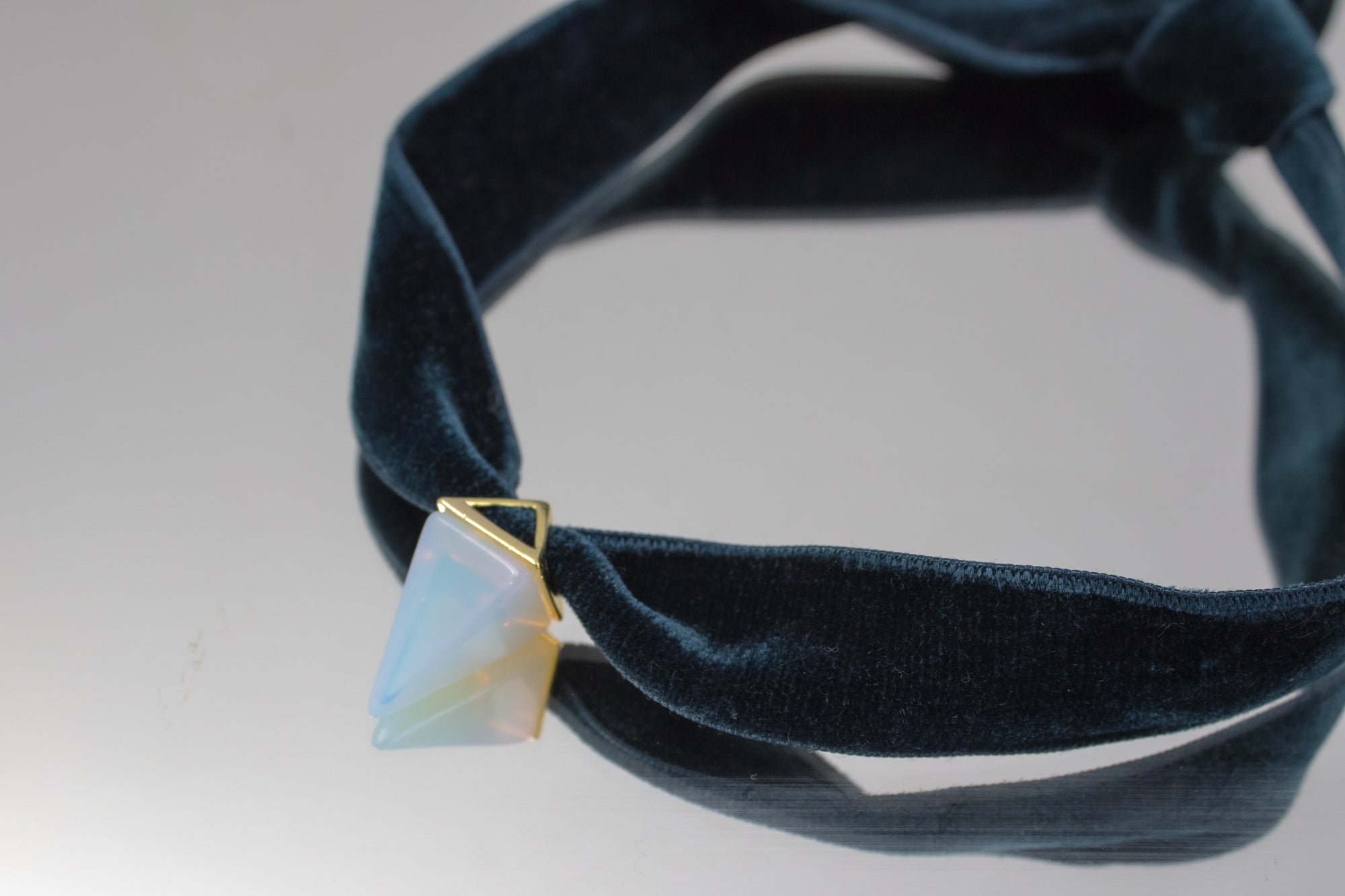 Pendentif Opale sur Ruban de Velours