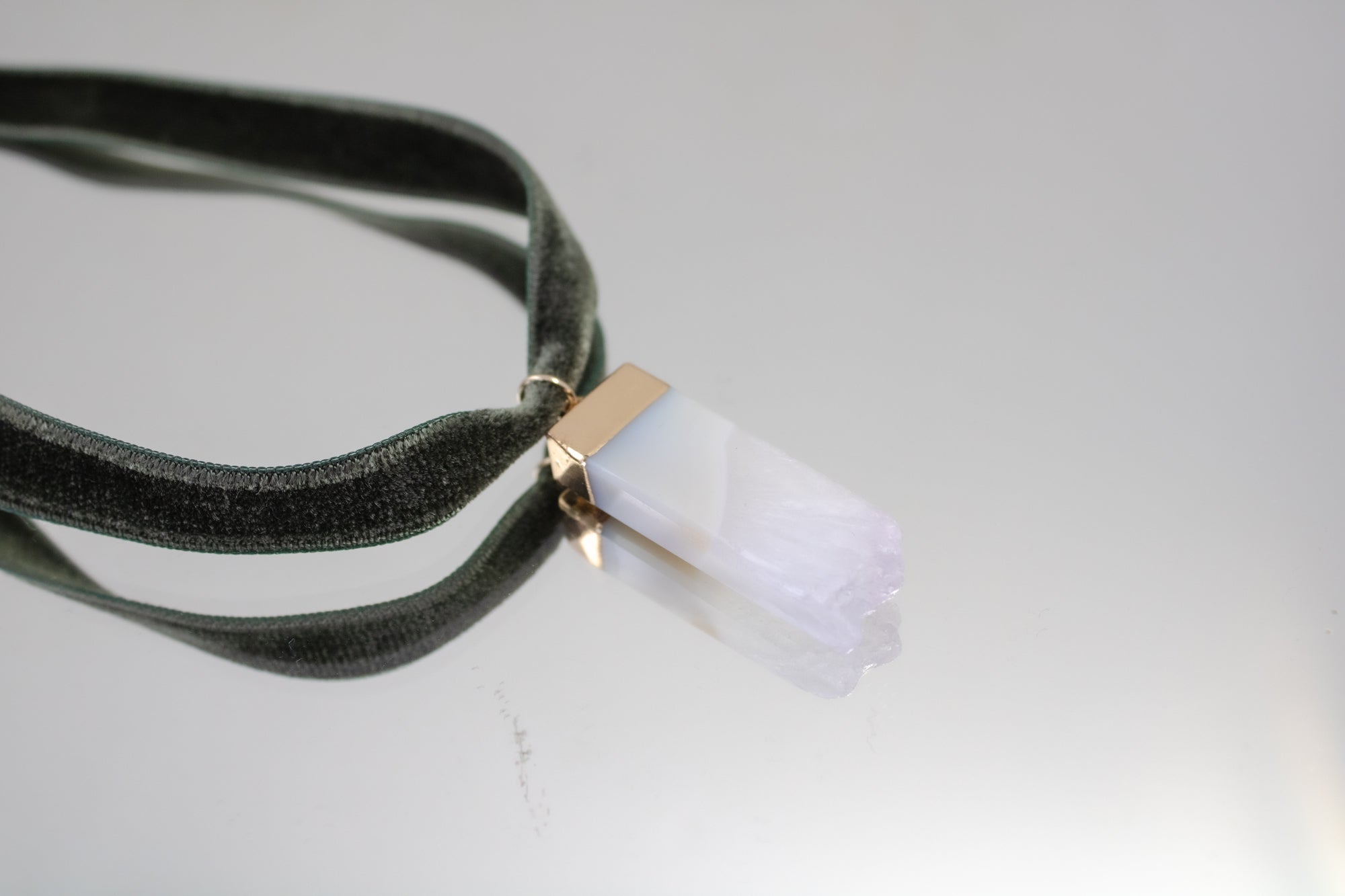 Pendentif Agate sur Ruban de Velours