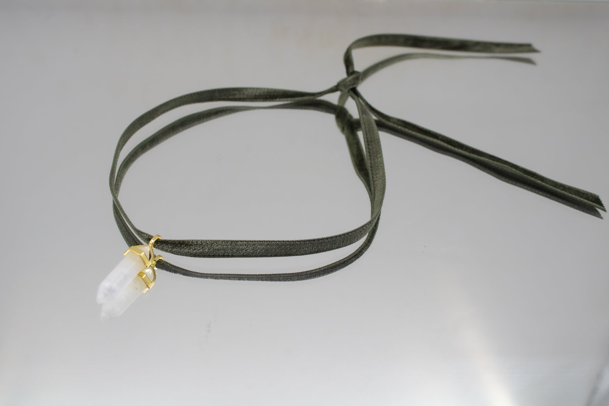 Pendentif Cristal de Roche sur Ruban de Velours