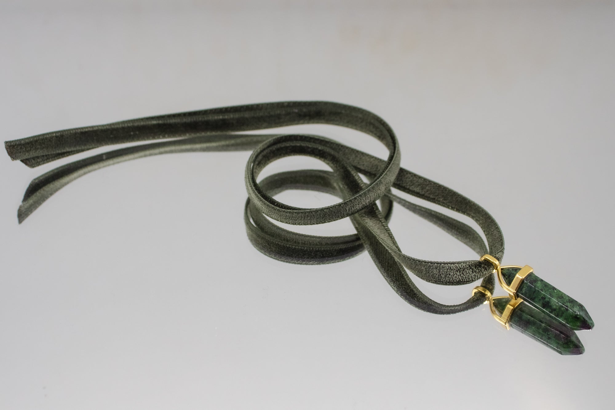 Pendentif Rubis Zoïsite sur Ruban de Velours