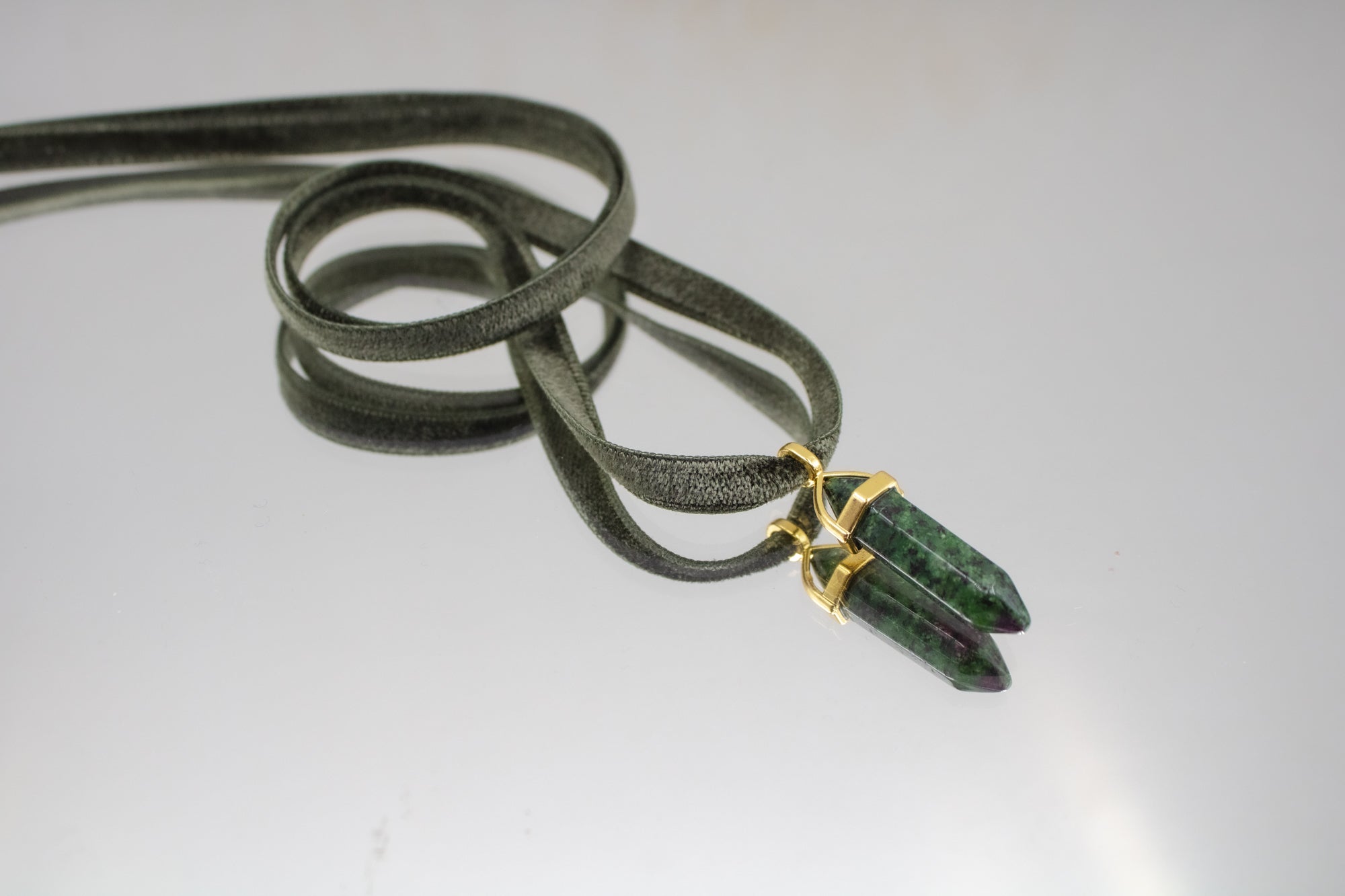 Pendentif Rubis Zoïsite sur Ruban de Velours