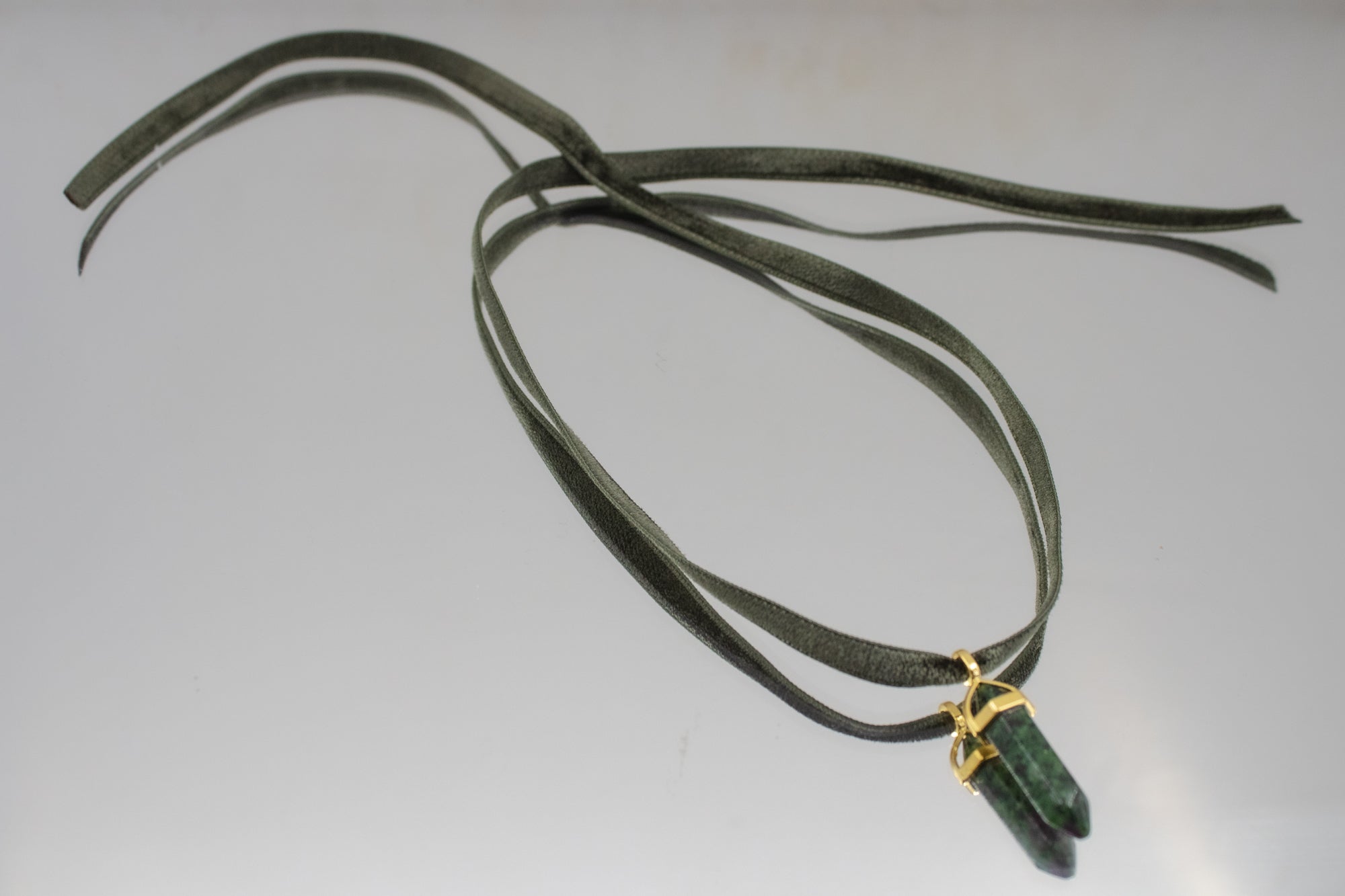 Pendentif Rubis Zoïsite sur Ruban de Velours