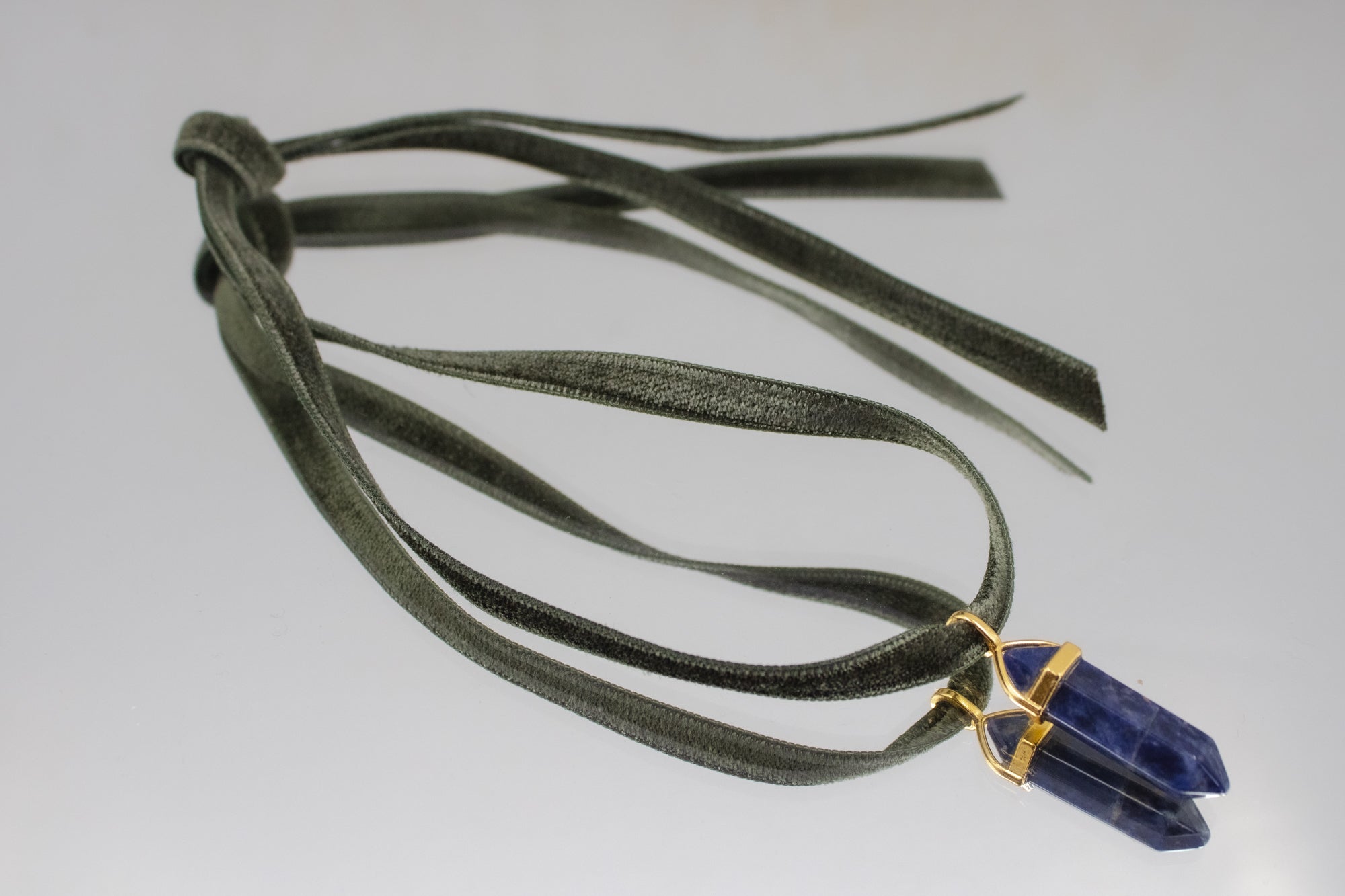 Pendentif Sodalite sur Ruban de Velours