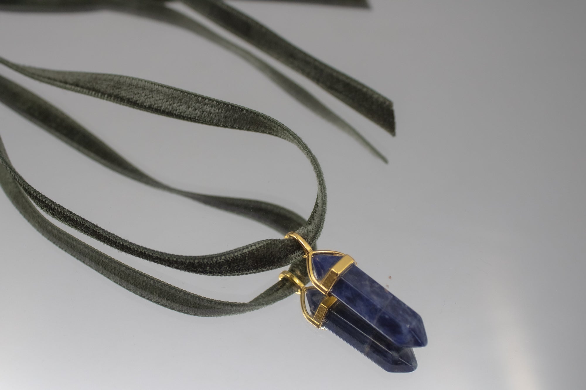 Pendentif Sodalite sur Ruban de Velours