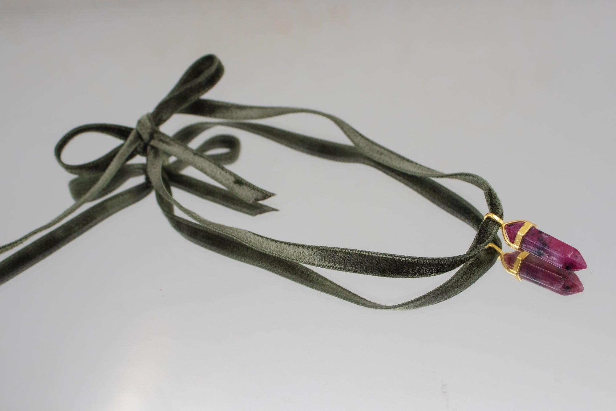 Pendentif Jaspe de Sésame sur Ruban de Velours