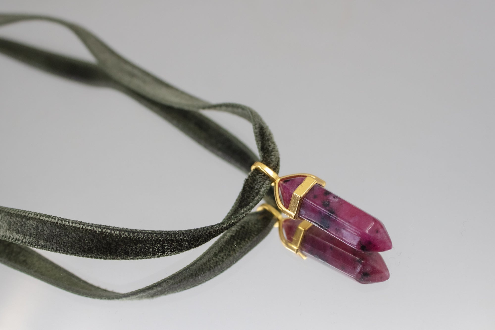 Pendentif Jaspe de Sésame sur Ruban de Velours