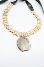 Charger l&#39;image dans la galerie, Pendentif Pyrite sur Ruban de Velours
