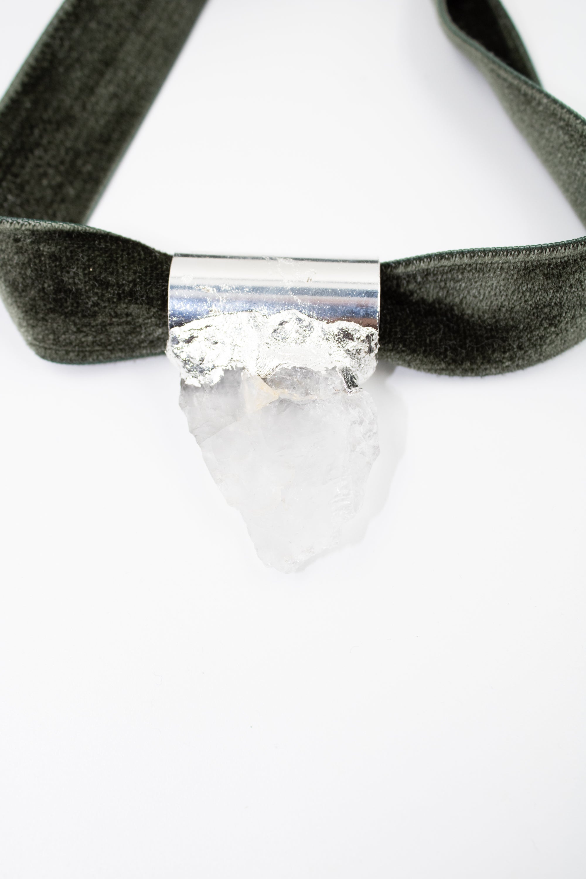 Pendentif Cristal de roche sur Ruban de Velours