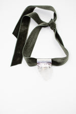 Charger l&#39;image dans la galerie, Pendentif Cristal de roche sur Ruban de Velours
