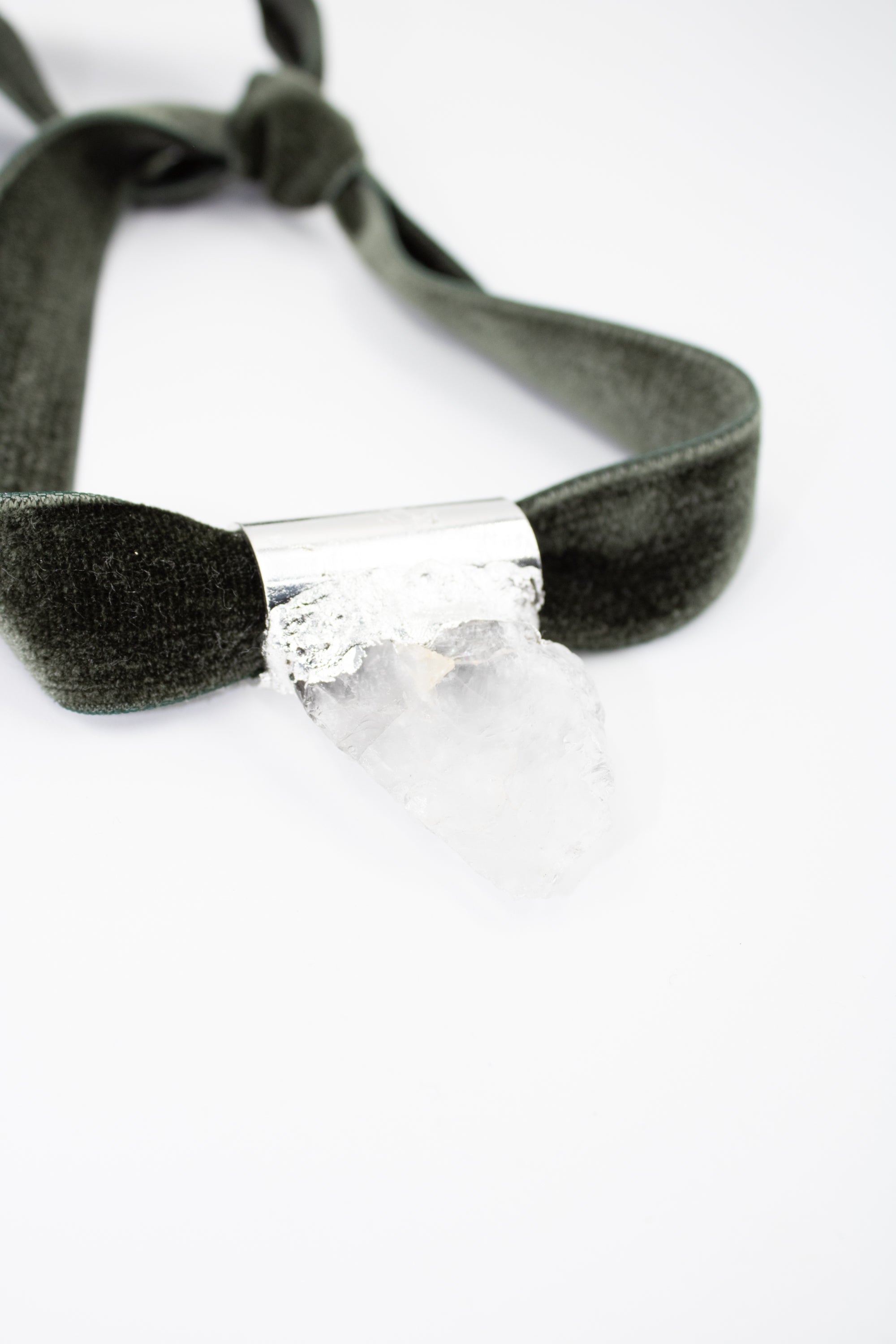 Pendentif Cristal de roche sur Ruban de Velours