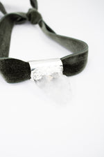 Charger l&#39;image dans la galerie, Pendentif Cristal de roche sur Ruban de Velours
