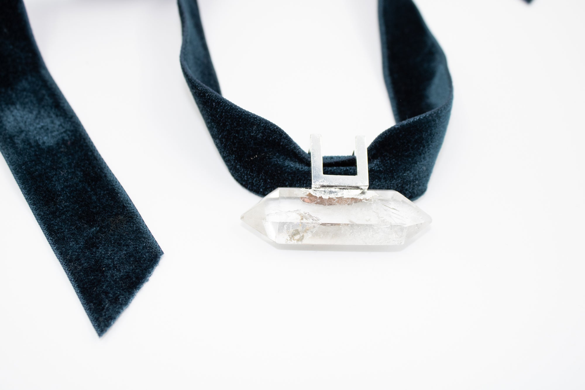 Pendentif Cristal de roche sur Ruban de Velours