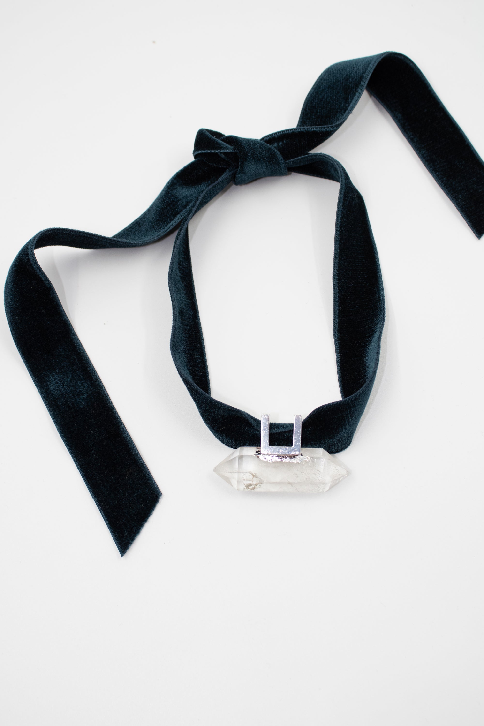 Pendentif Cristal de roche sur Ruban de Velours