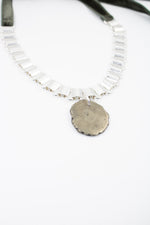 Charger l&#39;image dans la galerie, Pendentif Pyrite sur Ruban de Velours
