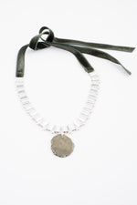 Charger l&#39;image dans la galerie, Pendentif Pyrite sur Ruban de Velours
