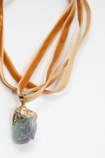 Charger l&#39;image dans la galerie, Pendentif Fluorite sur Ruban de Velours
