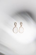 Charger l'image dans la galerie, BOUCLE D'OREILLE OPPIA WHITE MOON
