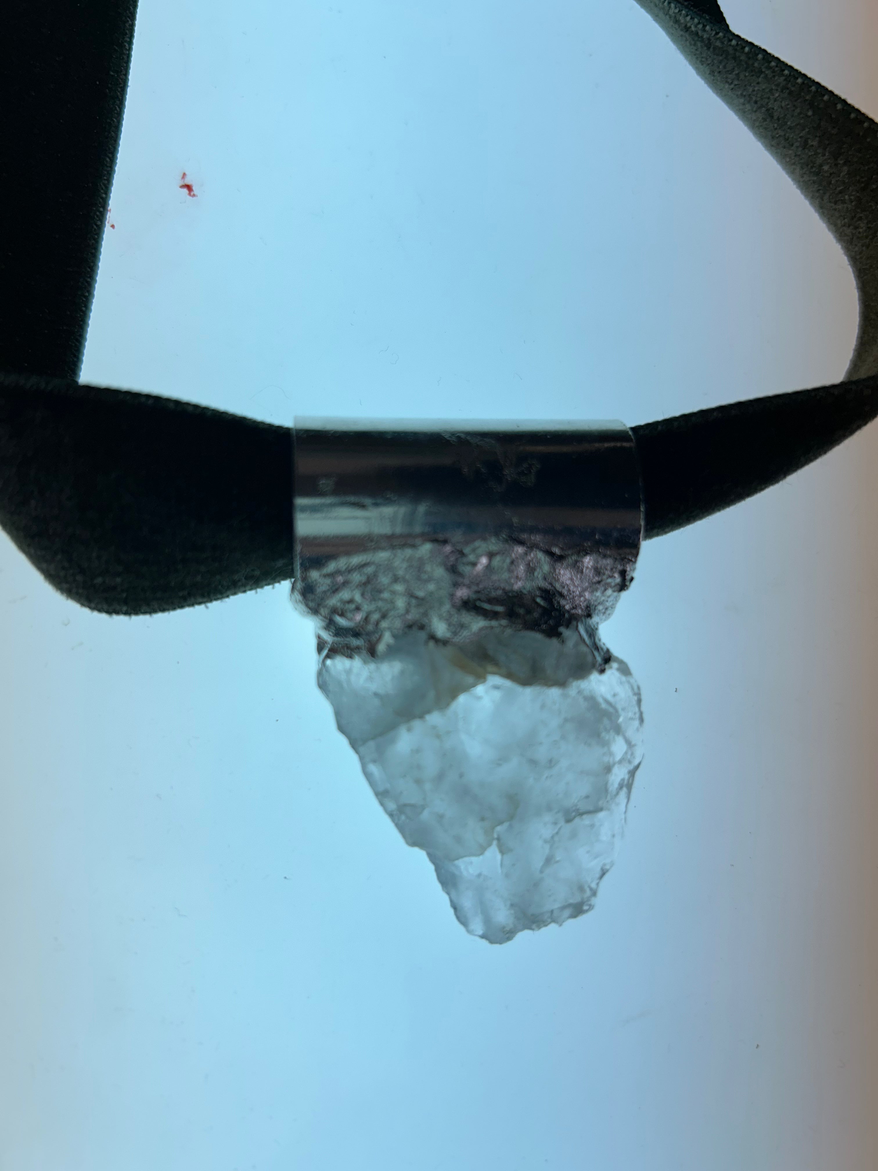 Pendentif Cristal de roche sur Ruban de Velours