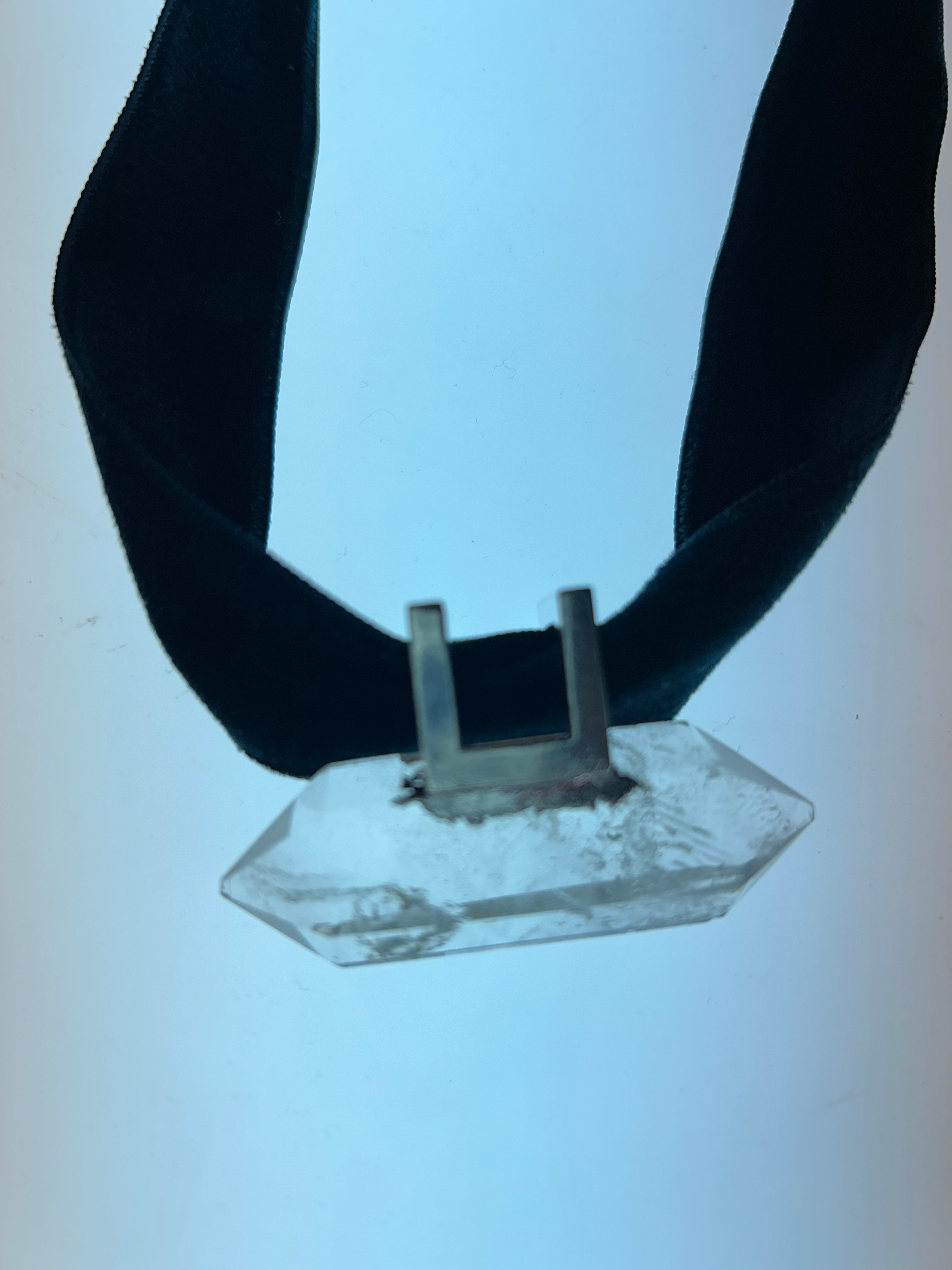 Pendentif Cristal de roche sur Ruban de Velours
