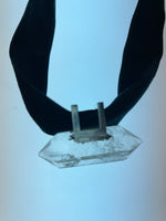 Charger l&#39;image dans la galerie, Pendentif Cristal de roche sur Ruban de Velours
