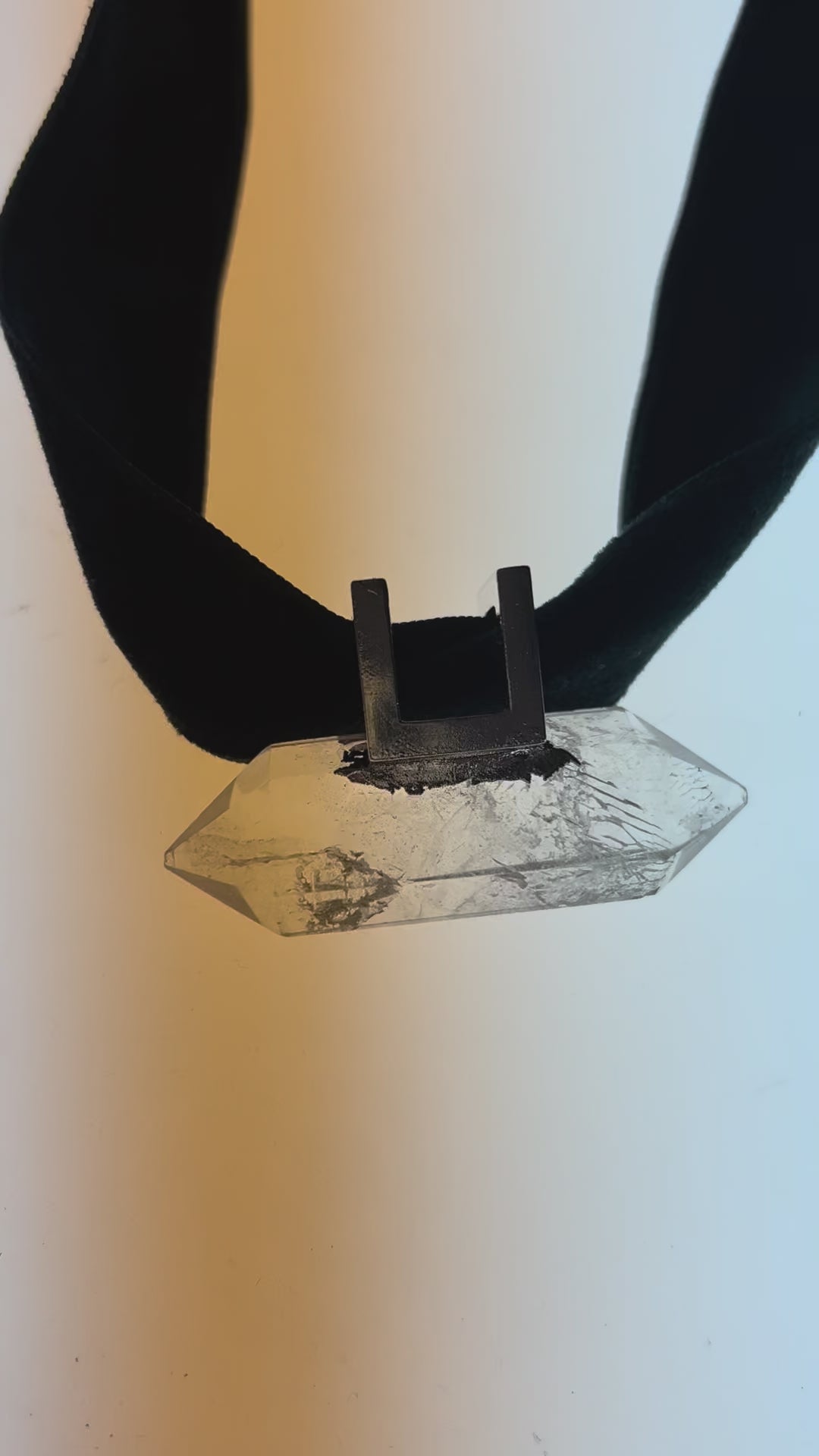 Pendentif Cristal de roche sur Ruban de Velours