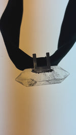 Charger et lire la vidéo dans la visionneuse de la Galerie, Pendentif Cristal de roche sur Ruban de Velours
